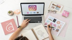 Designer using Canva Pro to create freelance templates and digital products